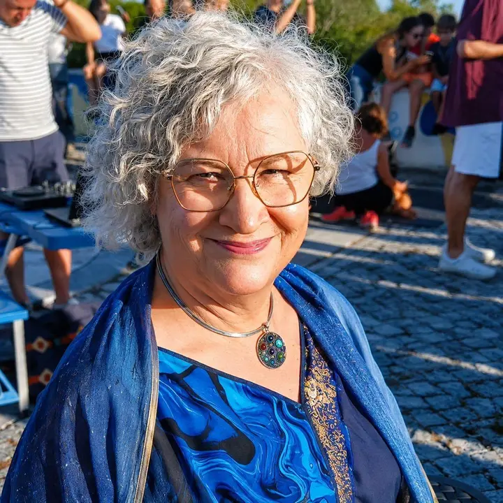 Anna Webbink, lachend, buiten in de zon