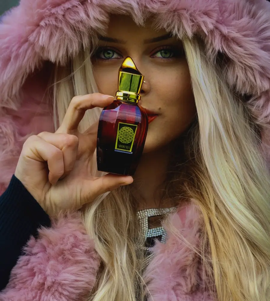 Een vrouw houdt een flacon Krimwell vlak bij haar gezicht